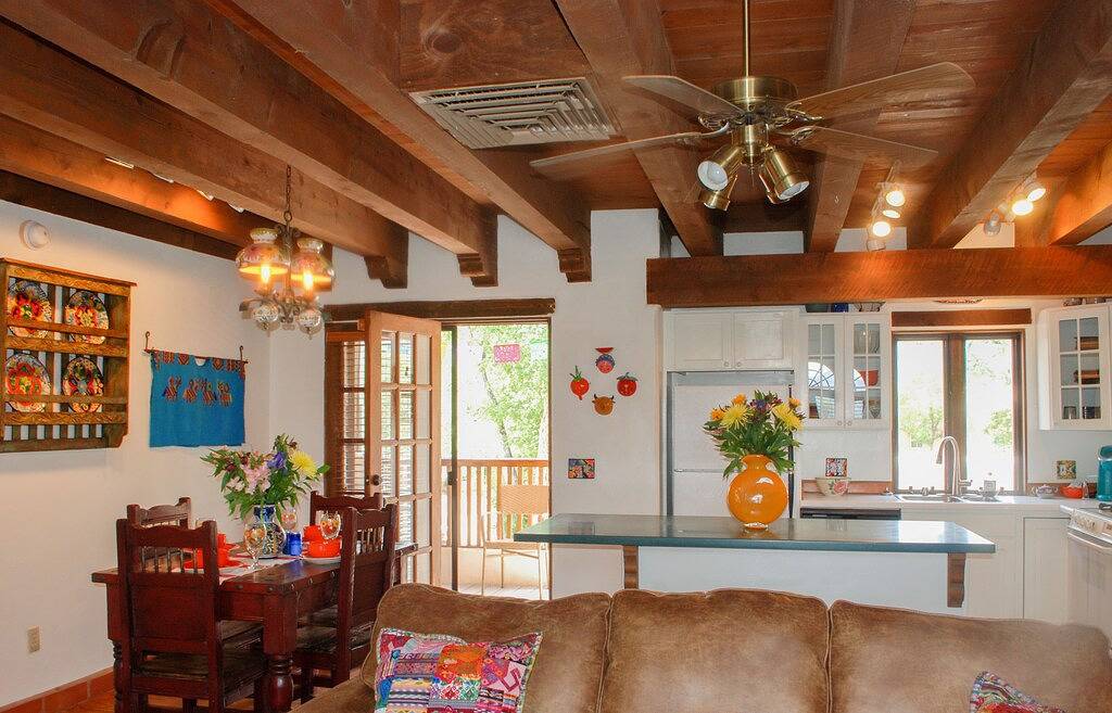 La Posada de Taos 2 Br, 2 Blocks zu Fuß zur Plaza, Authentic Charm & Deck Views in Taos, Taos County