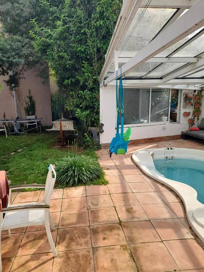Ferienhaus für 8 Personen, mit Pool und Whirlpool sowie Garten, kinderfreundlich