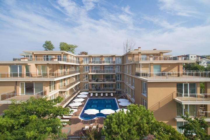 Ferienwohnung für 4 Personen, mit Balkon und Whirlpool sowie Terrasse und Garten