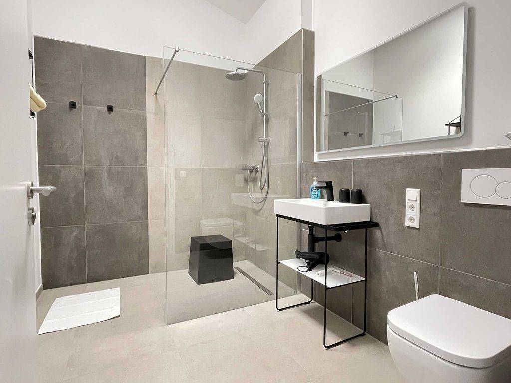 Ganze Wohnung, Moderne Ferienwohnung Deichzauber mit überdachtem Balkon, Wlan und Flussblick in Norden, Norden und Umgebung