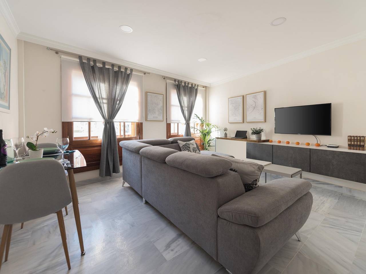 Entire holiday apartment, Concepción Suite Plaza in San Honorato, San Cristóbal de La Laguna