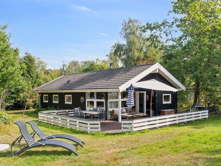 Ferieudlejning for 6 personer, med terrasse og jacuzzi samt sauna, husdyr tilladt i Ellinge Lyng