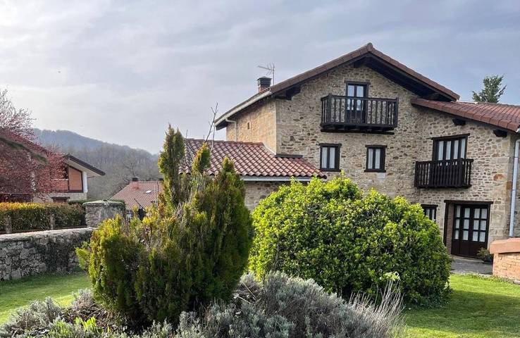 Casa rural para 8 personas, con Balcón además de Terraza y Vistas en Zuia