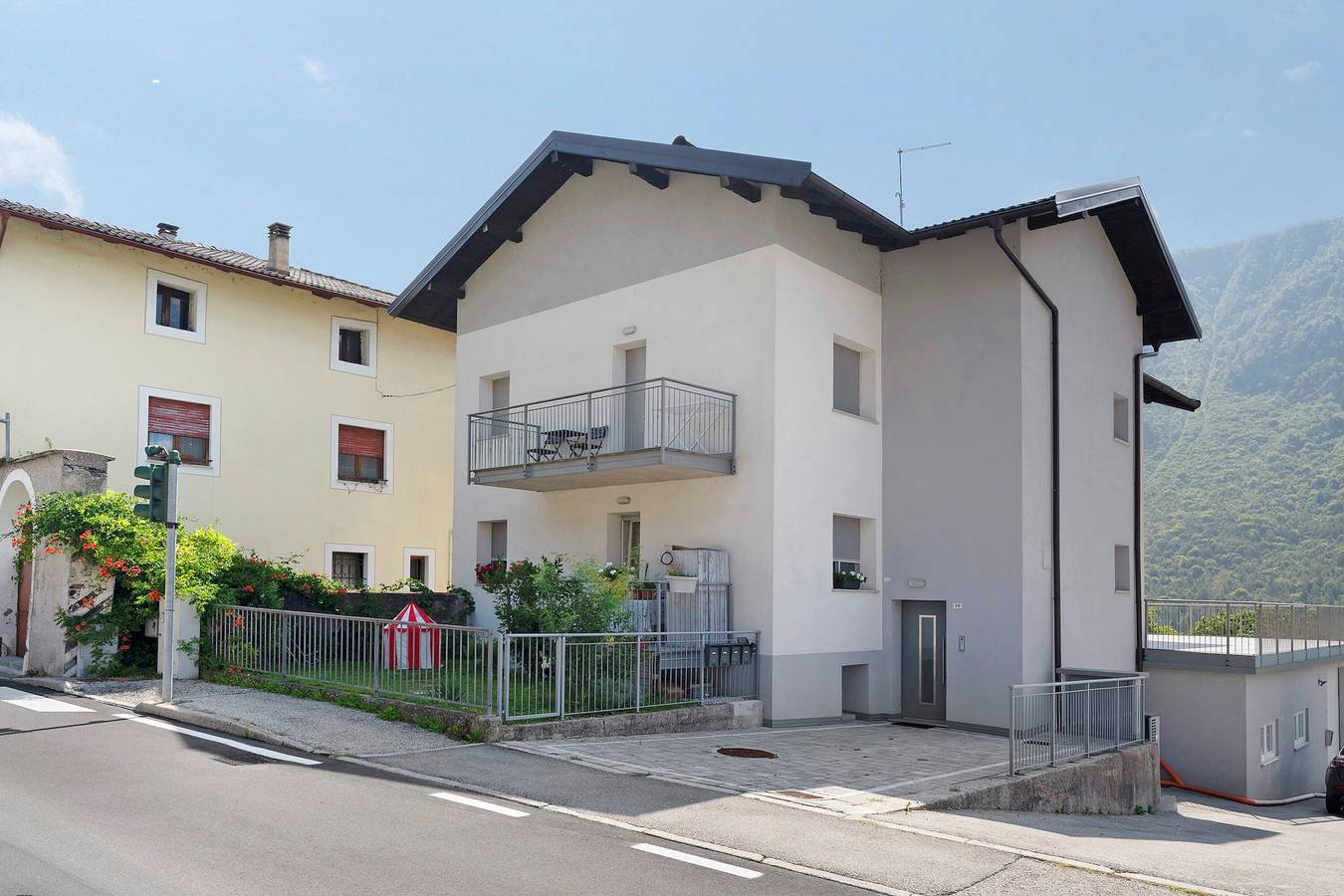 Entire apartment, Apartment 'Casa Vacanze Bastiani' with Mountain View, Balcony and Wi-Fi in Novaledo, Valsugana
