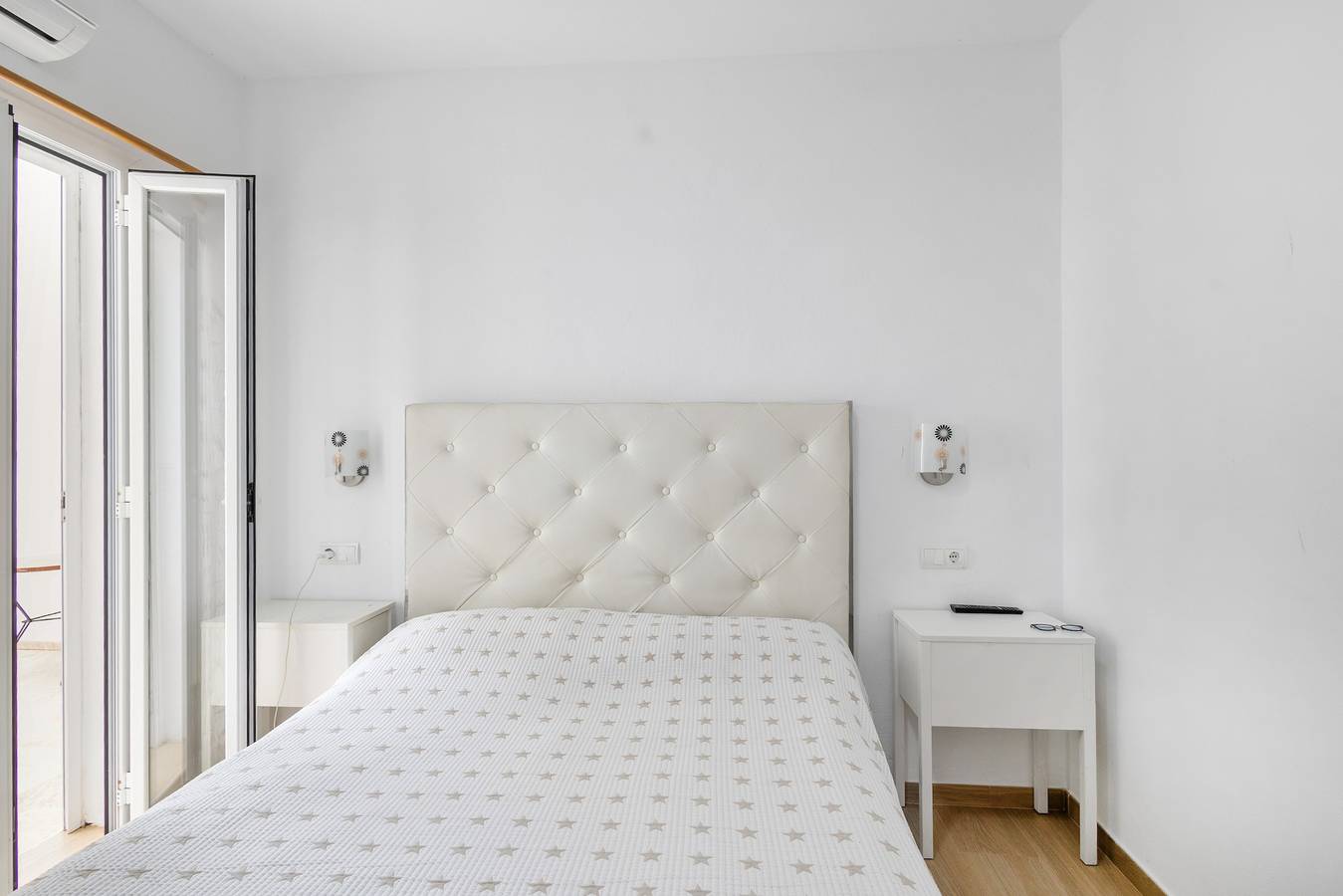 Chambre 'Doble - 4' avec vue montagne, Wi-Fi et climatisation in Platja es Figueral, Santa Eulària des Riu