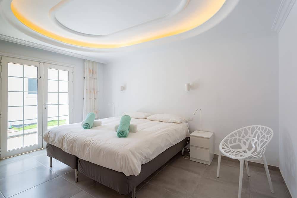 Villa Alamos Park, Golf Del Sur - Huge 10 bed villa with private pool in Oasis del Sur, San Miguel de Abona