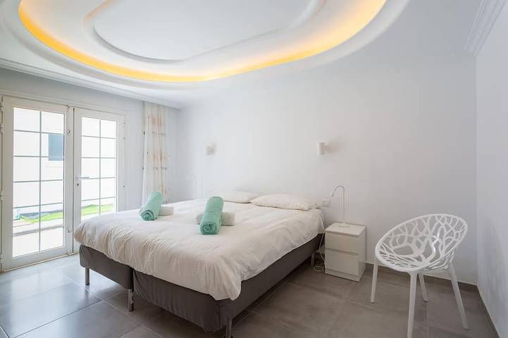Villa Alamos Park, Golf Del Sur - Huge 10 bed villa with private pool in Oasis del Sur, San Miguel de Abona