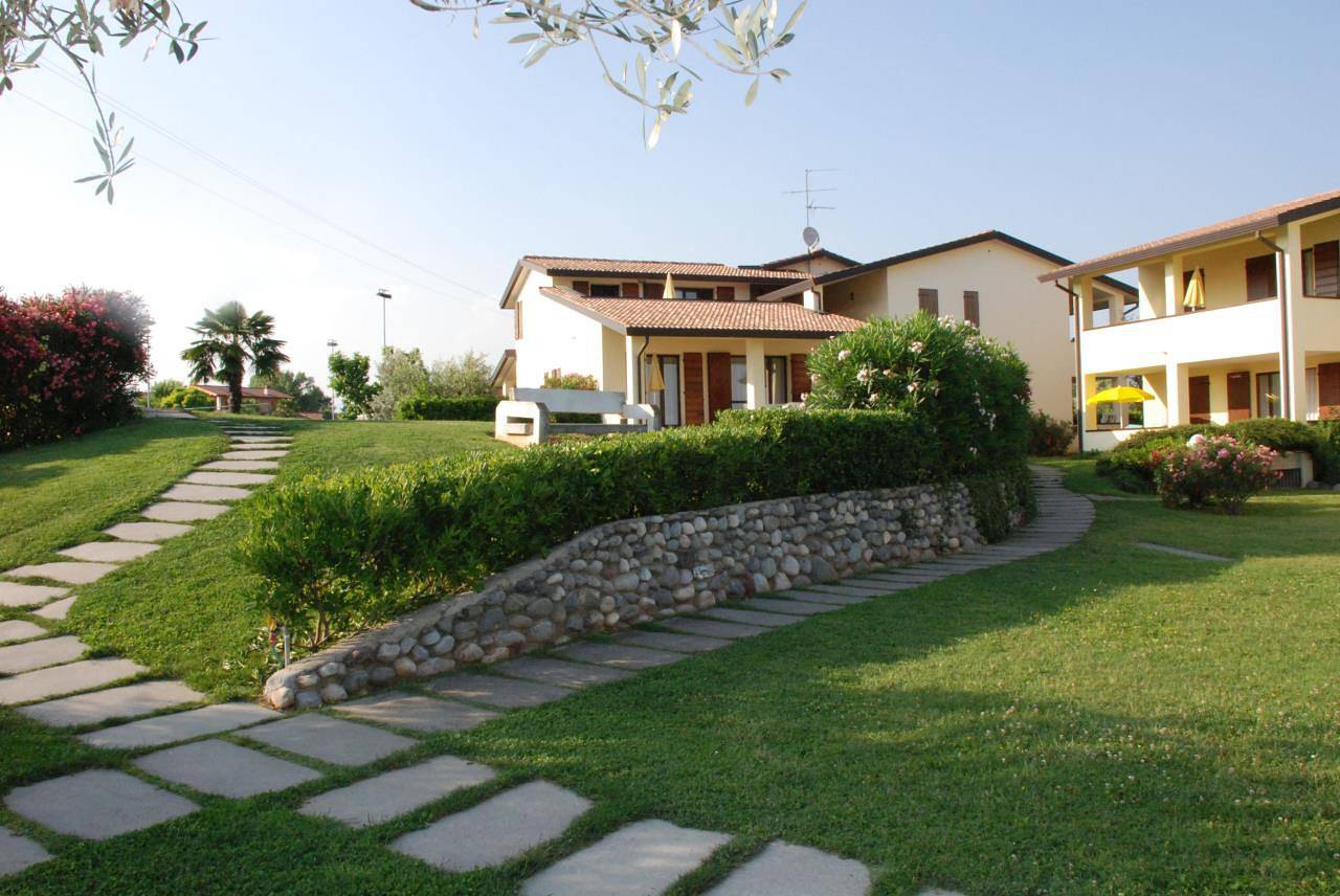 Entire apartment, Residenz Primera Dreizimmer-Wohnung Tipo B3 für 6 Personen in Manerba del Garda, Garda Mountains