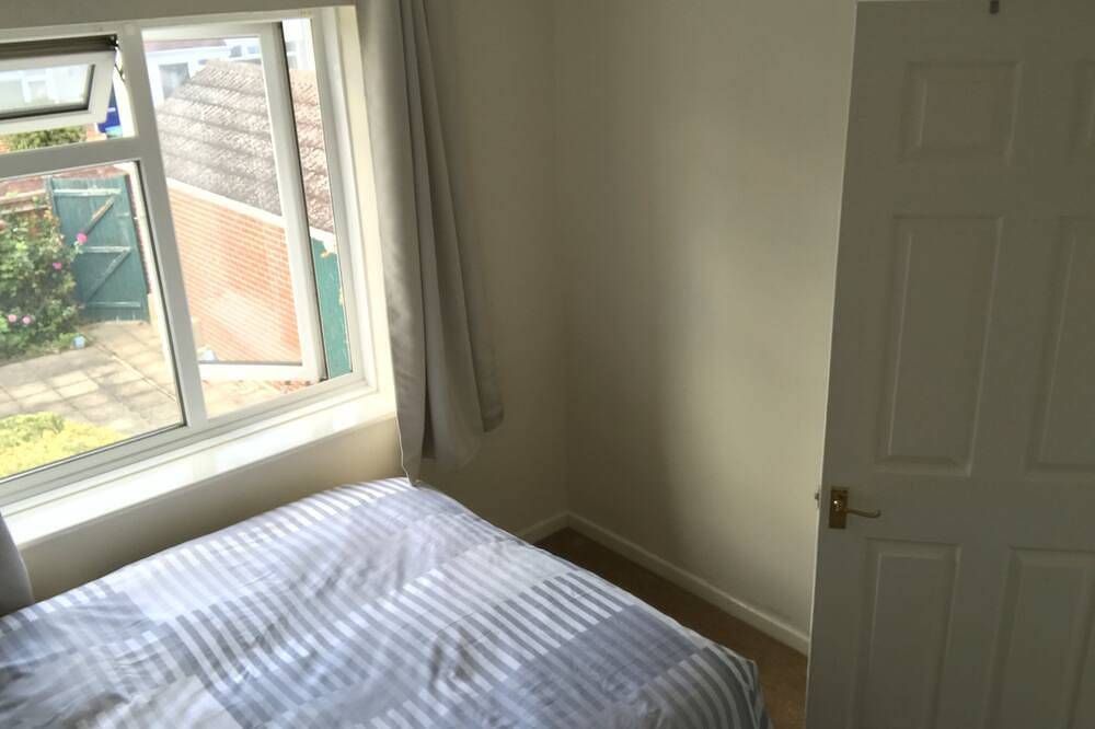 Lovely 3 Bedroom holiday home with free parking in Gosport, Hampshire