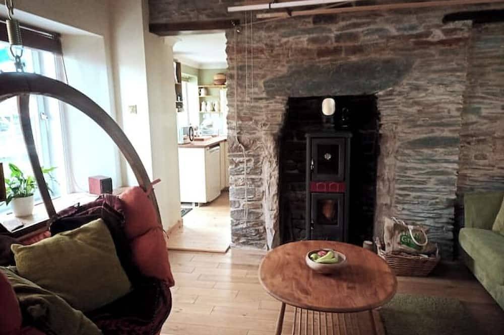 Tara Cottage - a quirky, cosy, quiet, traditional cottage with private garden. in Dunoon, Argyll & Bute