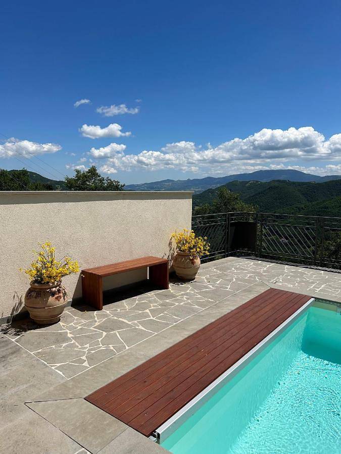 Villa per 4 persone, con Balcone e Terrazza nonché Giardino e Piscina in Montefeltro