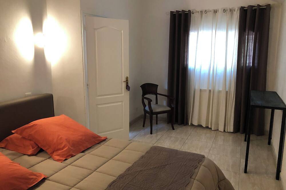 Halfvrijstaande villa in een rustige woning; dorp in de buurt van Montpellier in Pignan, Côte d'Améthyste
