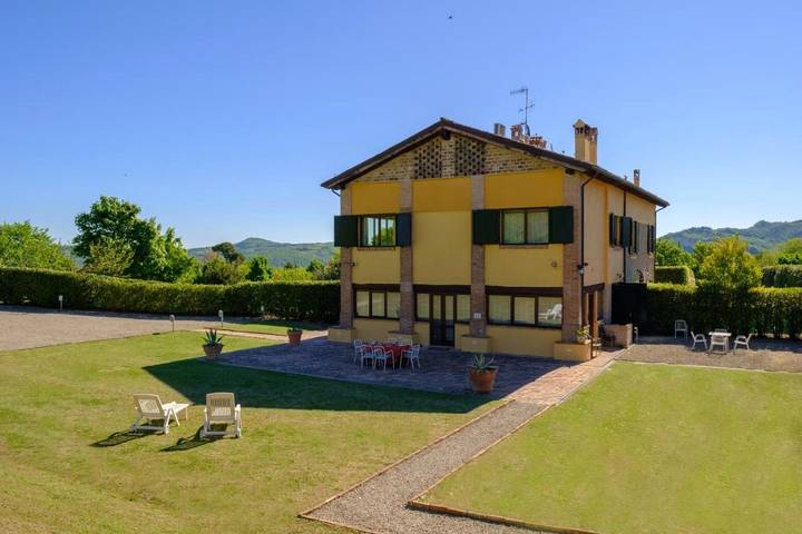 Casa vacanza per 25 persone, con Terrazza e Giardino nonché Panorama a Sasso Marconi