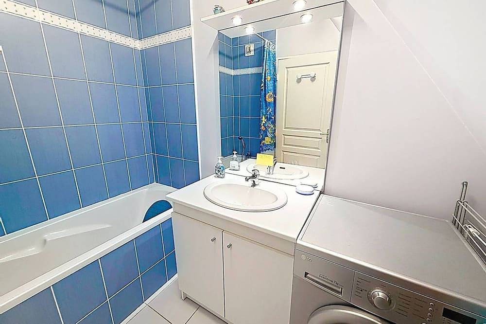 Ganze Wohnung, Charmante Wohnung mit Pool und Wlan, 2 Zimmer, Balkon und privatem Parkplatz in Strandnähe in Merville-Franceville-Plage, Caen und Umgebung