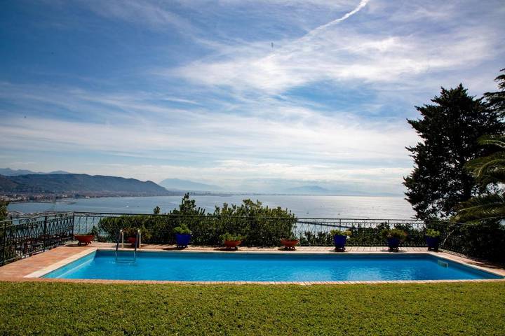 Villa per 9 persone, con panorama e piscina nonché giardino a Vietri sul Mare