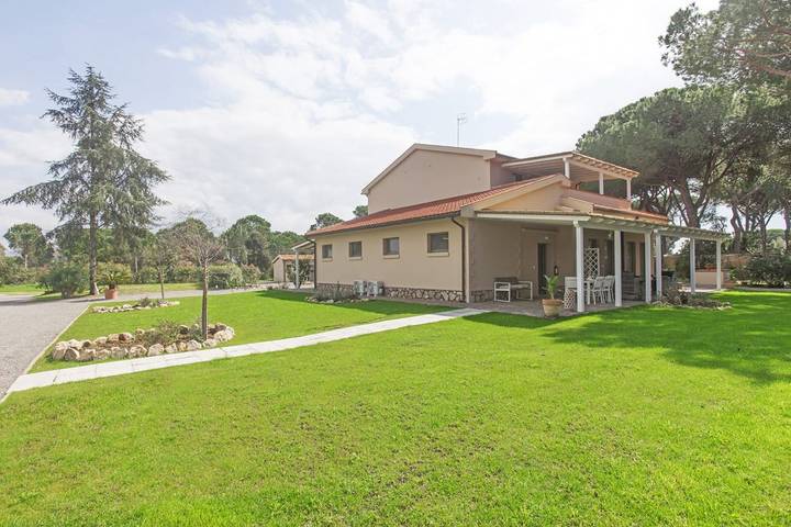 Hel lejlighed, 'Casale Lorenzo - Room 3' with private veranda, shared garden and air conditioning in Orbetello, Grosseto Provinsen