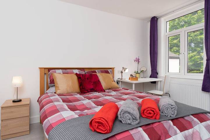 Barn for 12 people, with yard in London