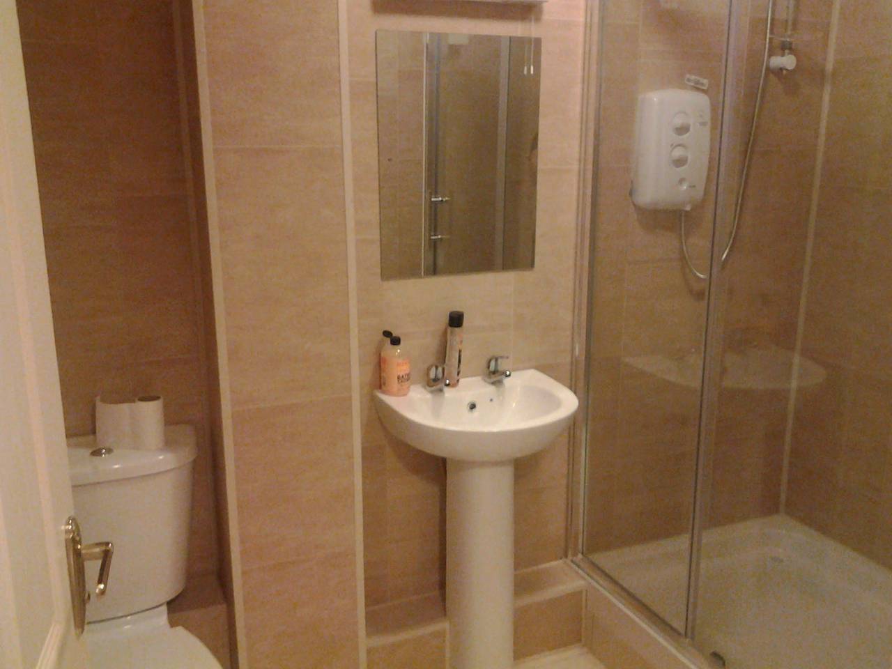 Entire vacation apartment, Galway 2-Bed Apt, Sleeps 4, 5-min walk to Station in St Nicholas, Galway