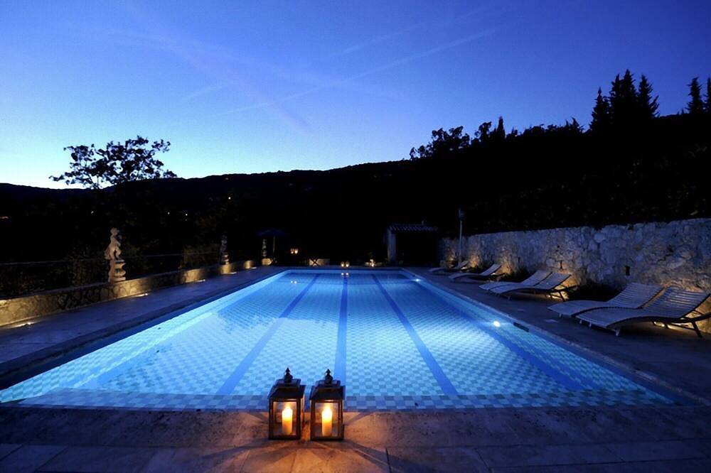 Luxusvilla mit großem Pool in traumhafter Lage mit toller Aussicht in Cabris, Mittelmeerküste (Frankreich)