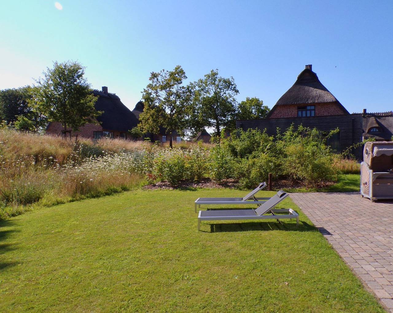 Malerhaus Seegras, das Reetdach Doppelhaus für 4-5 Personen mit schönem Birkblick. in Geltinger Birk, Nieby