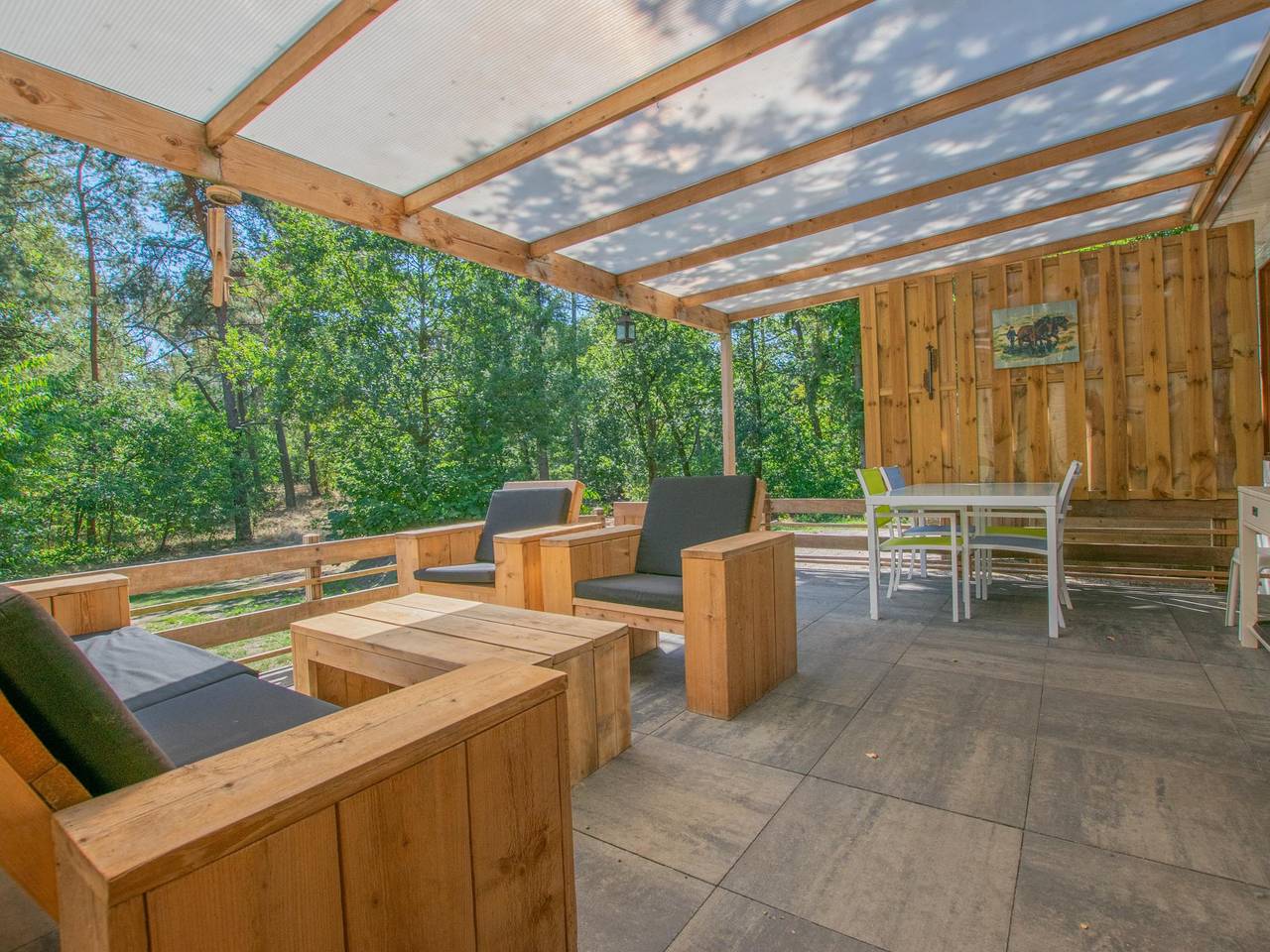Chalet in het bos met veranda en sauna in Uden, Noord-Brabant