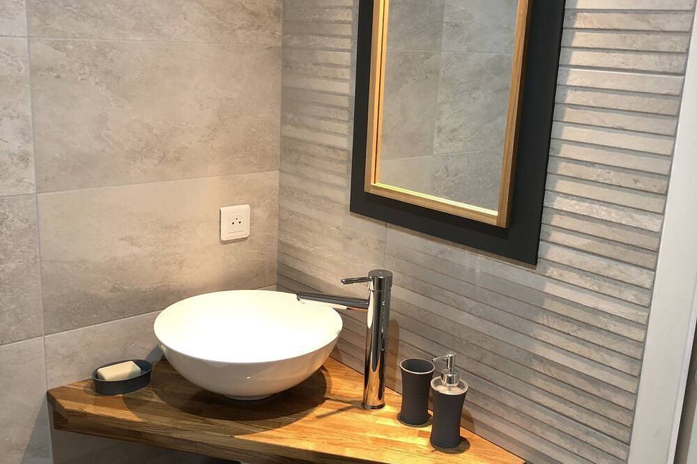 Ganze Wohnung, Place 28-Studio-Klassisch-Ensuite mit Bad-Strassenblick in Joué-sur-Erdre, Loire-Tal