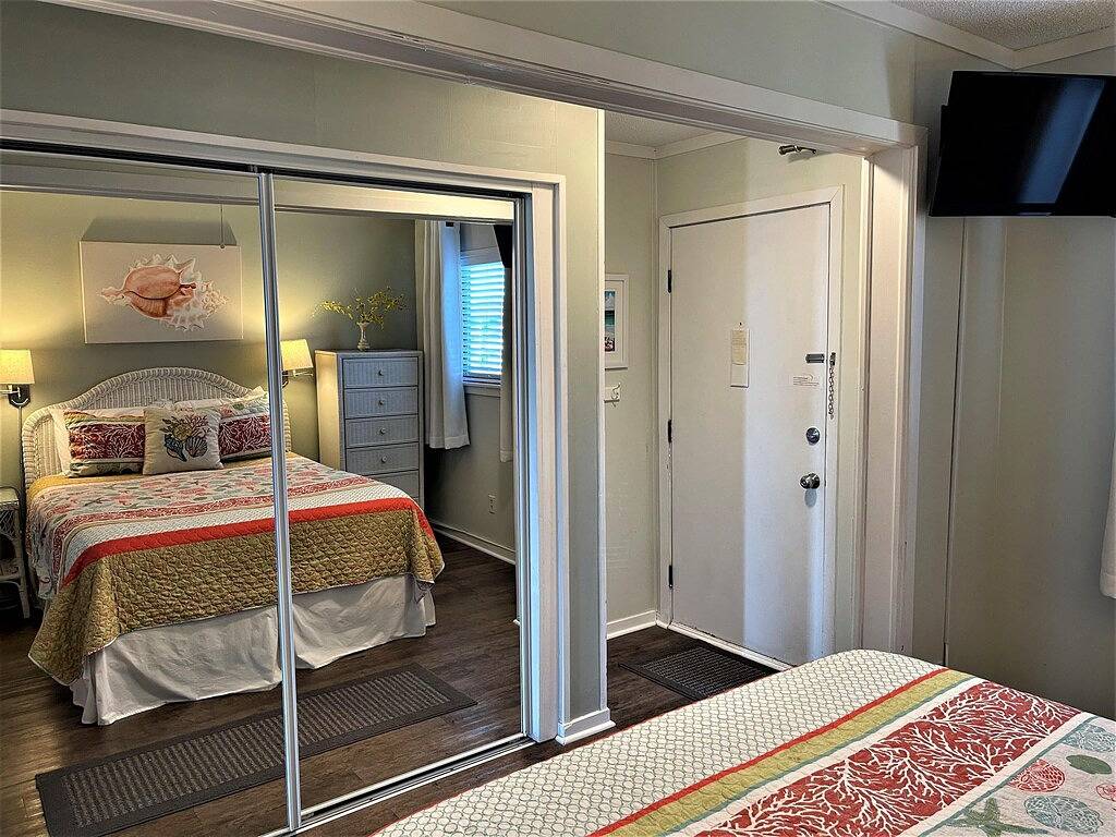 Ganze Wohnung, Admiral's Row 308: Direct Beachfront, New Walk-in Shower & Sunrises in Beaufort County