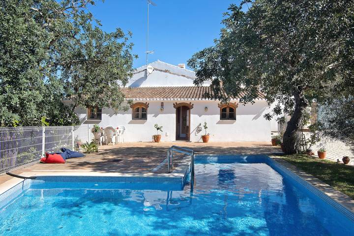 Villa 'Casa Da Maria Teresa V2' com Piscina Partilhada, Terraço Partilhado e Wi-Fi in S. Catarina da Fonte do Bpo, Distrito de Faro