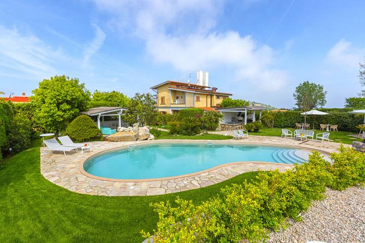 Casa vacanza per 9 persone, con vista oceano e giardino a Sant'Agata sui Due Golfi