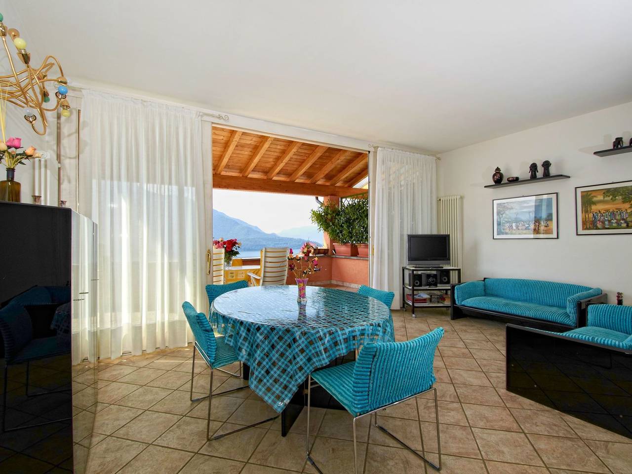 Ganze Wohnung, Türkisfarbenes Haus mit fantastischer Aussicht in Vercana, Gemeinde Vercana