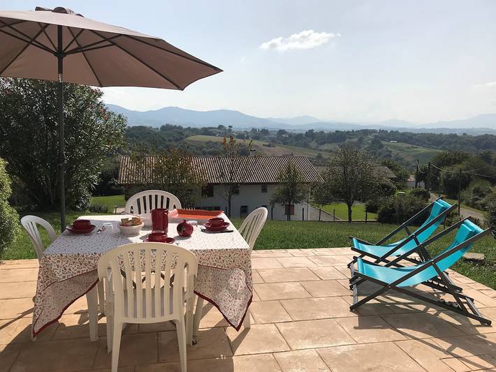 Gîte pour 4 personnes, avec terrasse ainsi que piscine et jardin à Halsou - 4