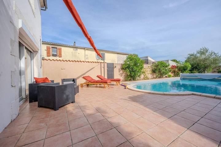 Location de vacances pour 8 personnes, avec piscine et terrasse à Villedoux