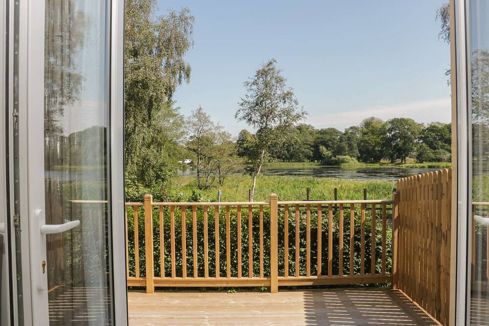Simply Suite, pet friendly, with a garden in Castle Douglas in Loch Ken, Castle Douglas