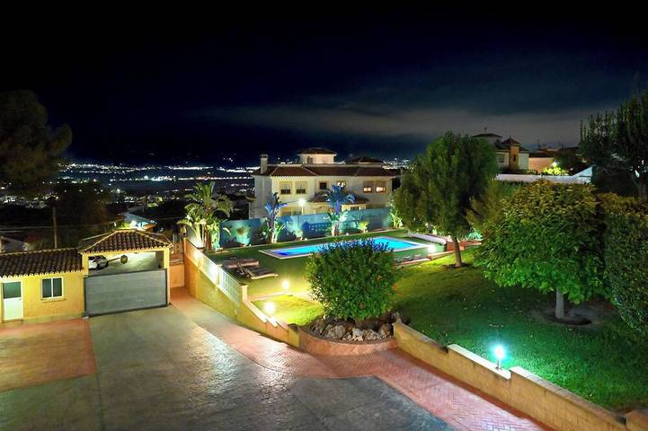 Villa avec piscine chauffée et privée, proche plage et golf! in Alhaurín de la Torre, Costa del Sol