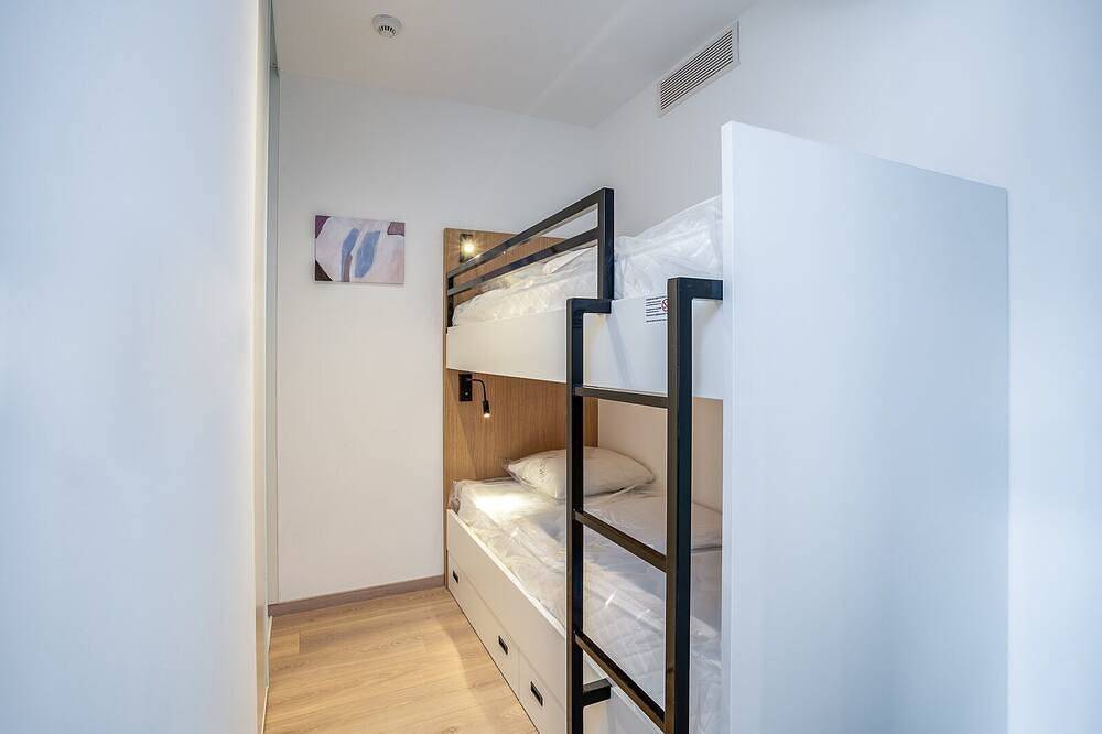 Entire apartment, This suite offers a bedroom with a double bed and a sleeping corner with a bunk bed. in Sainte Cécile Plage, Camiers