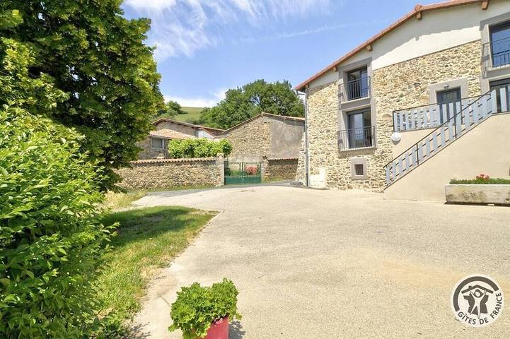 Gîte pour 13 personnes, avec balcon à Saint-Didier-sous-Riverie