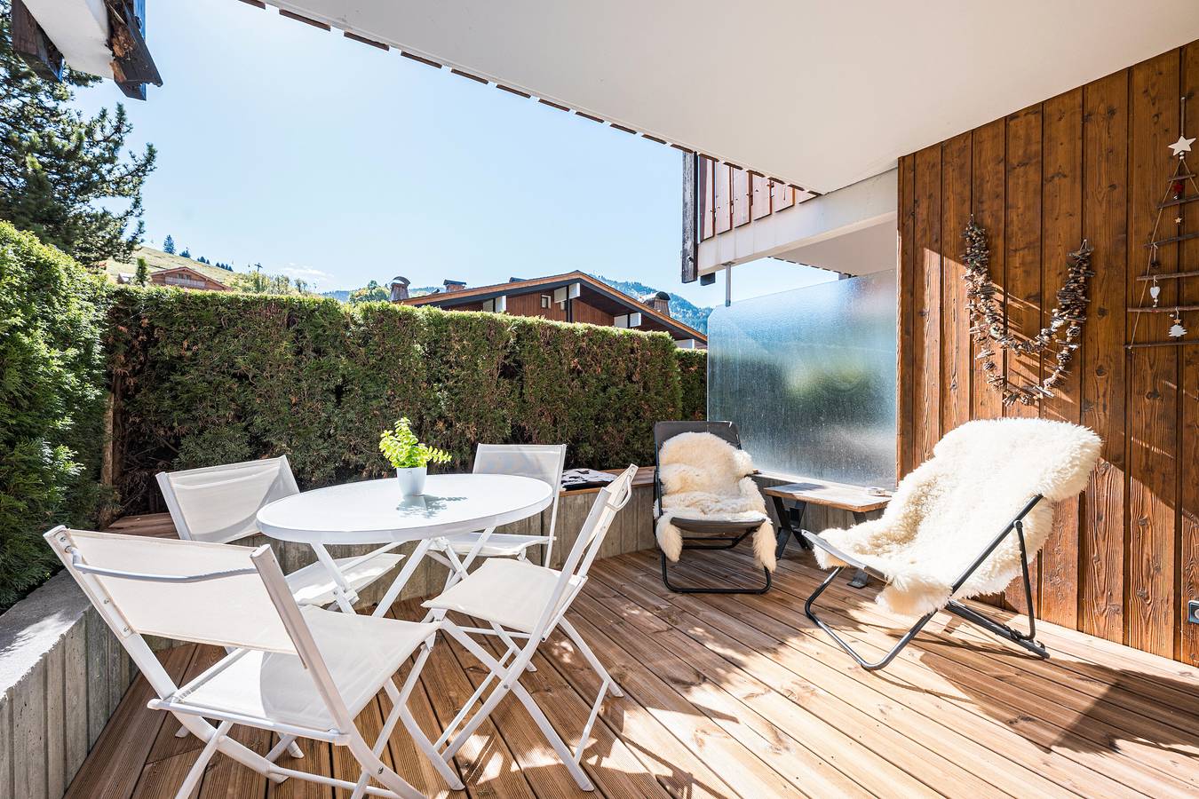 Apartamento entero, Apartamento 'Centre Village La Clusaz' con Vista a la Montaña, Terraza Privada y Wi-Fi in La Clusaz, Región de Annecy