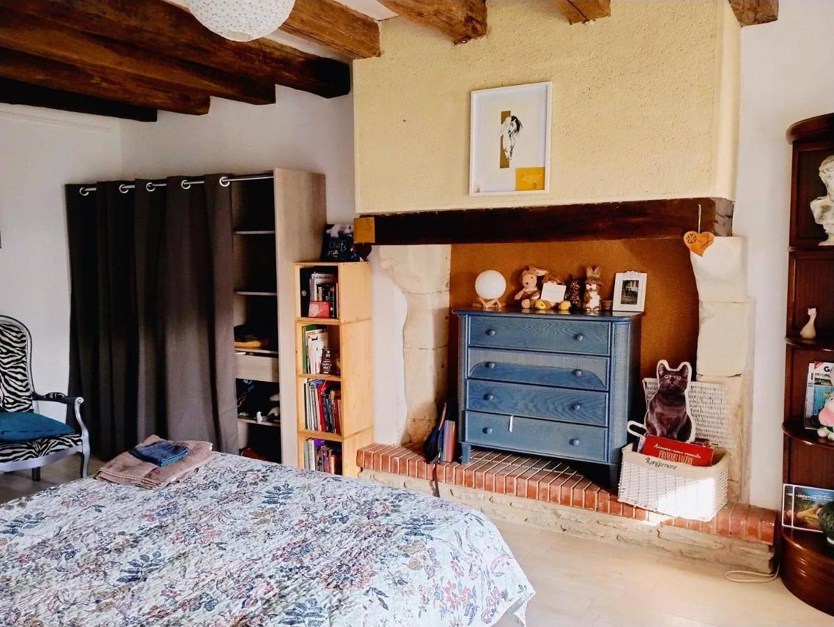 Séjour en famille chez l'habitant dans longère, 2 chambres double avec berceau et possibilité lit pliant 1 personne, relais motard, Nespresso à disposition dans chambre in Marigné-Laillé, Sarthe