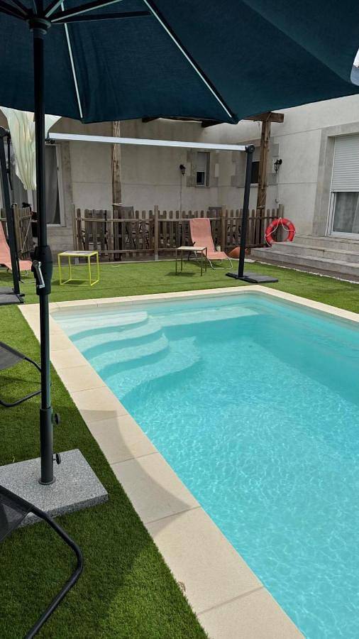 Casa rural para 10 personas, con piscina además de vistas y jardín, Se admiten mascotas en Noez