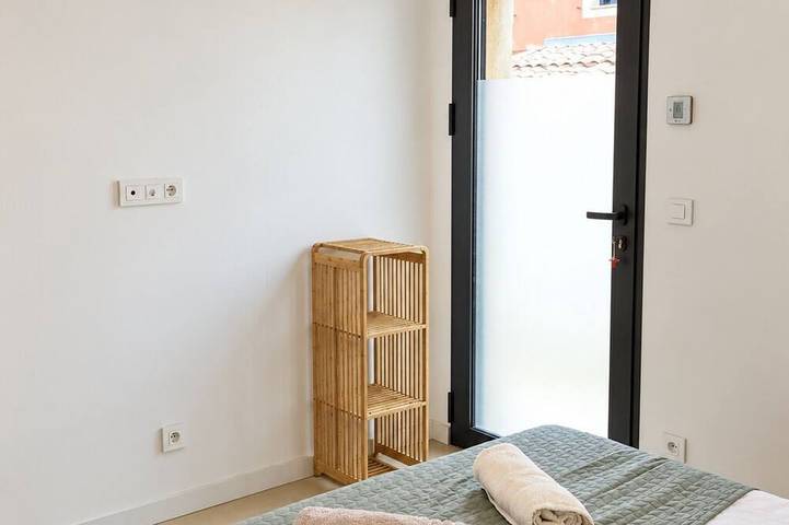 Maison Doré – New villa with a garden and terrace, sleeps 4, 5 minutes from Uzès in Saint-Quentin-la-Poterie, Region de Nimes