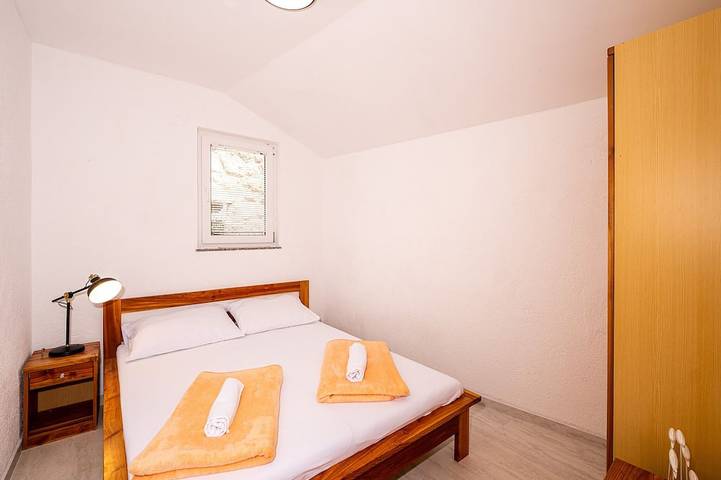 Ganze Wohnung, Apartmens Matea mit Infinity-Pool in Cesarica, Naturpark Velebit