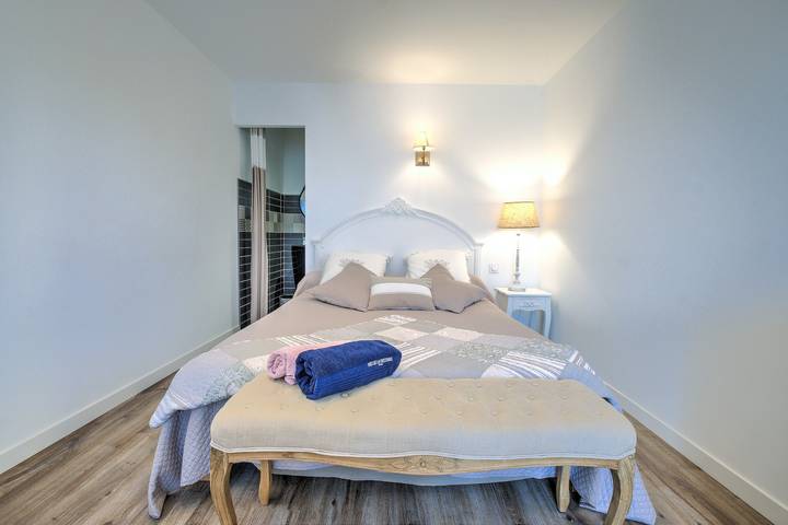 Guesthouse 'Au Charmant Des Vignes' with Private Terrace and Wi-Fi in Montagne, Libourne region