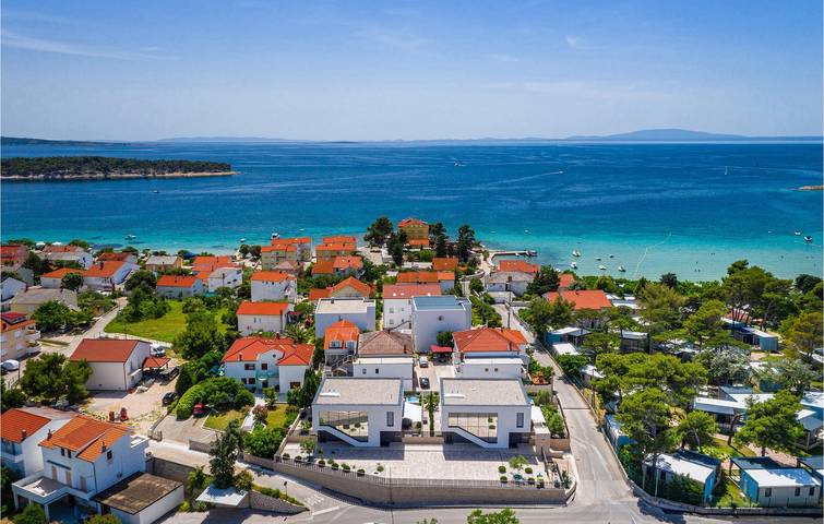 Charming 240m² Apartment with Pool, Wi-Fi, and Beach Nearby in Plaža Padova III, Banjol