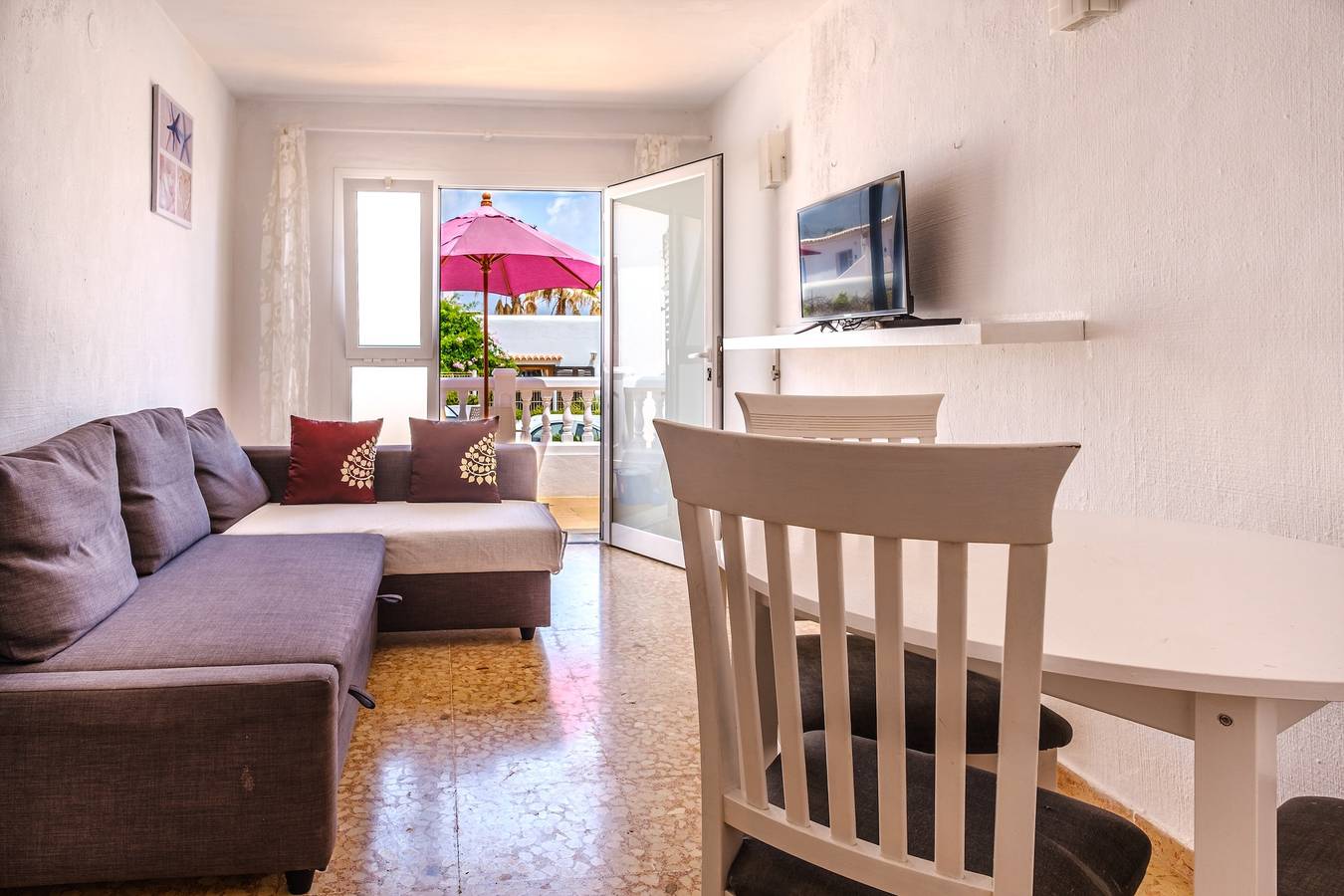 Entire apartment, Fantastic Apartment by the Sea with Air Conditioning, Pool & Terrace in Es Canar, Santa Eulària des Riu