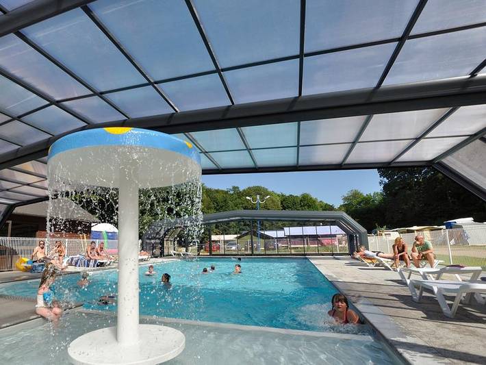 Camping pour 2 personnes, avec Terrasse ainsi que Bassin pour enfant et Piscine