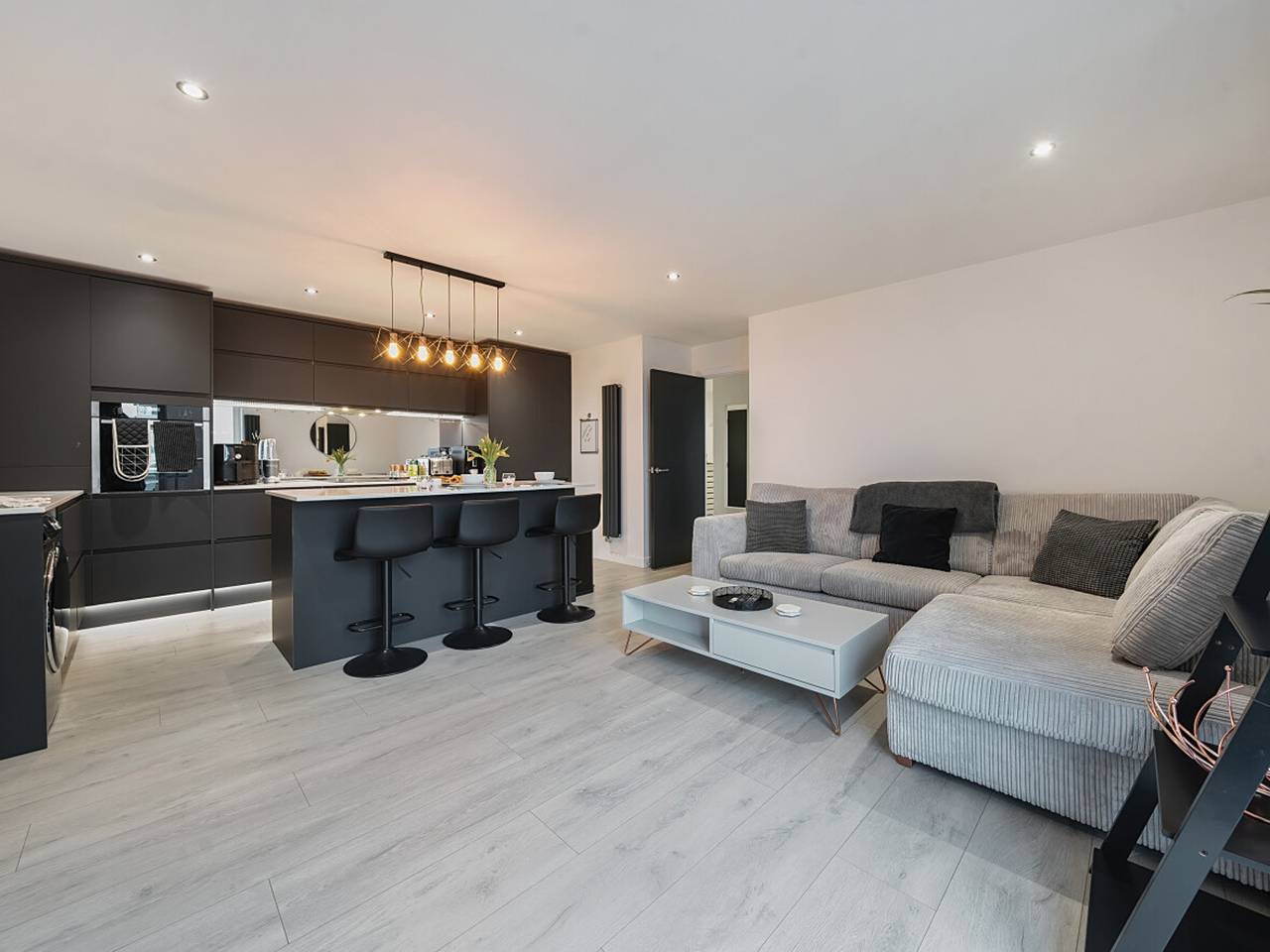 Entire apartment, Penthouse Retreat Modern & Spacious with parking - Pass the Keys in Surrey