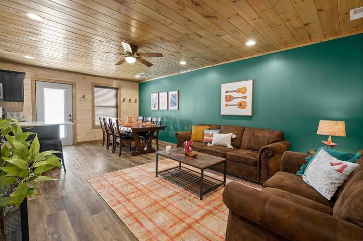 Cottage for 8 people, with terrace and hot tub as well as pool in Pigeon Forge