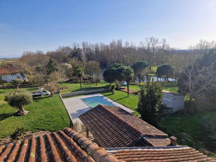 Location de vacances pour 4 personnes, avec jardin et terrasse ainsi que piscine et jacuzzi à Cintegabelle