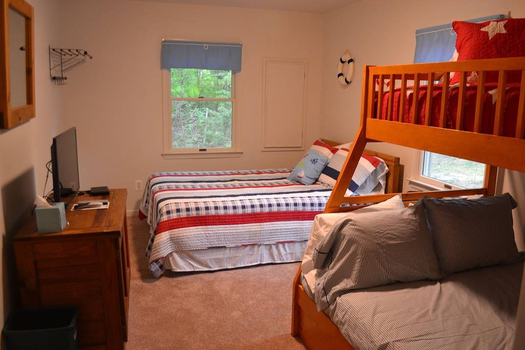 Haus am Wasser in einer ruhigen Bucht in der Mitte des Sees! 3 Kajaks, Whirlpool, Feuerstelle! in Lake Anna