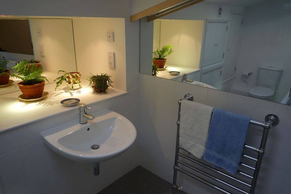 Lovely barn conversion in rural setting 3 miles from the centre of Bristol in Bristol, South West England